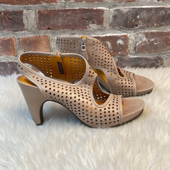 Tsubo Casius Leather Heels in Putty, Size 7 - Picture 4 of 17